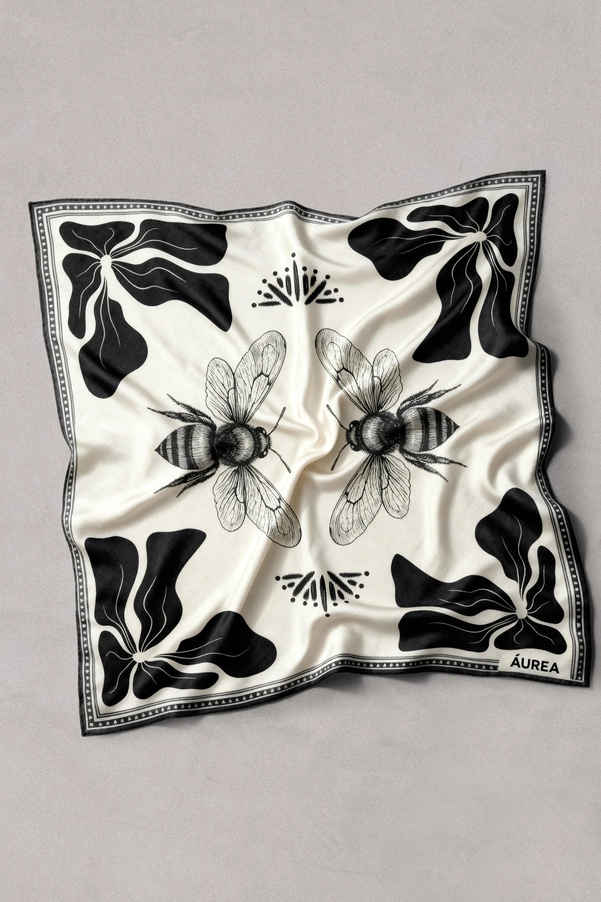 Bee Bandana - Black Imagen principal del producto